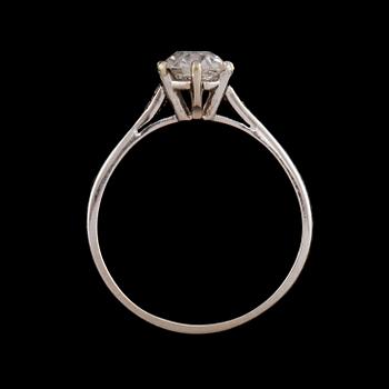 RING, 18k vitguld med äldre briljantslipad diamant 1.08 ct samt 4 åttkantslipade diamanter. Vikt 3 g.