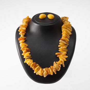 HALSBAND och ÖRHÄNGEN, ett par, bärnsten, 1900-tal.