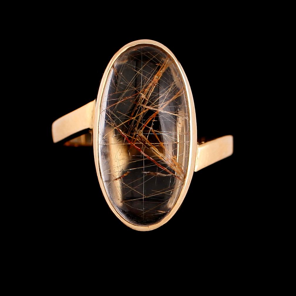 RING, 18 k guld, med rutilnålar, svenska stämplar, total vikt ca 6 g.