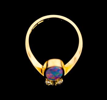RING, 18 k guld med opal samt 4 briljantslipade diamanter. Carlberg Guldsmed Sonny, Sölvesborg, 1988. Vikt ca 4g.