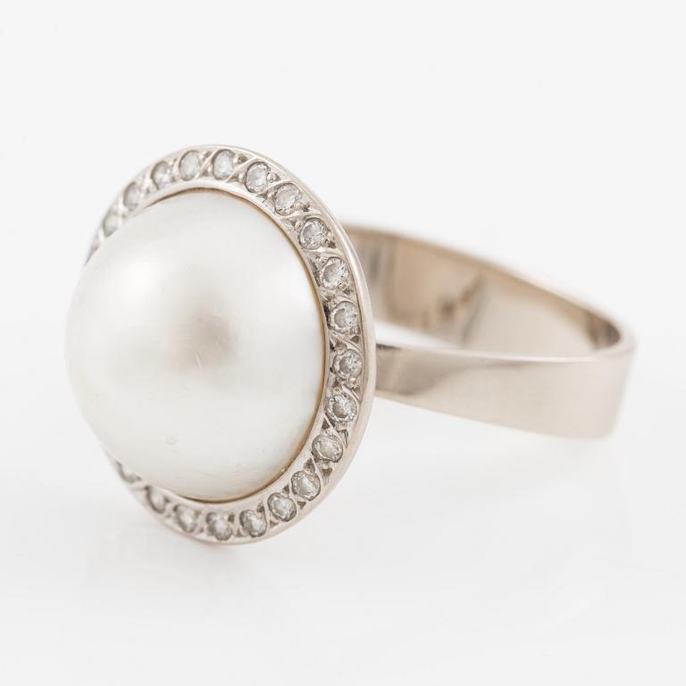Ring 18K vitguld med en odlad mabepärla och runda briljantslipade diamanter.