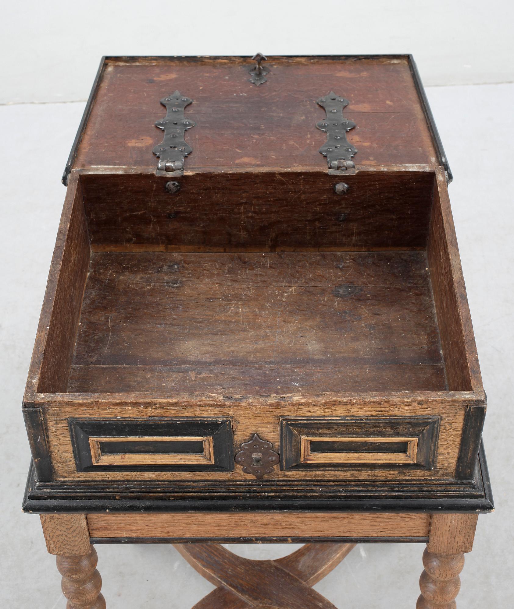 SKRIN på BENSTÄLLNING, barock, 1700-tal.