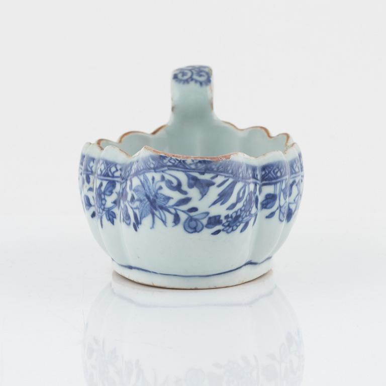 A blue and white porcelain sauce boat, China, Qing dynasty, Qianlong (1736-95).