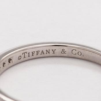 Tiffany & Co, sormus, "Tiffany Setting", platinaa ja briljanttihiottuja timantteja.