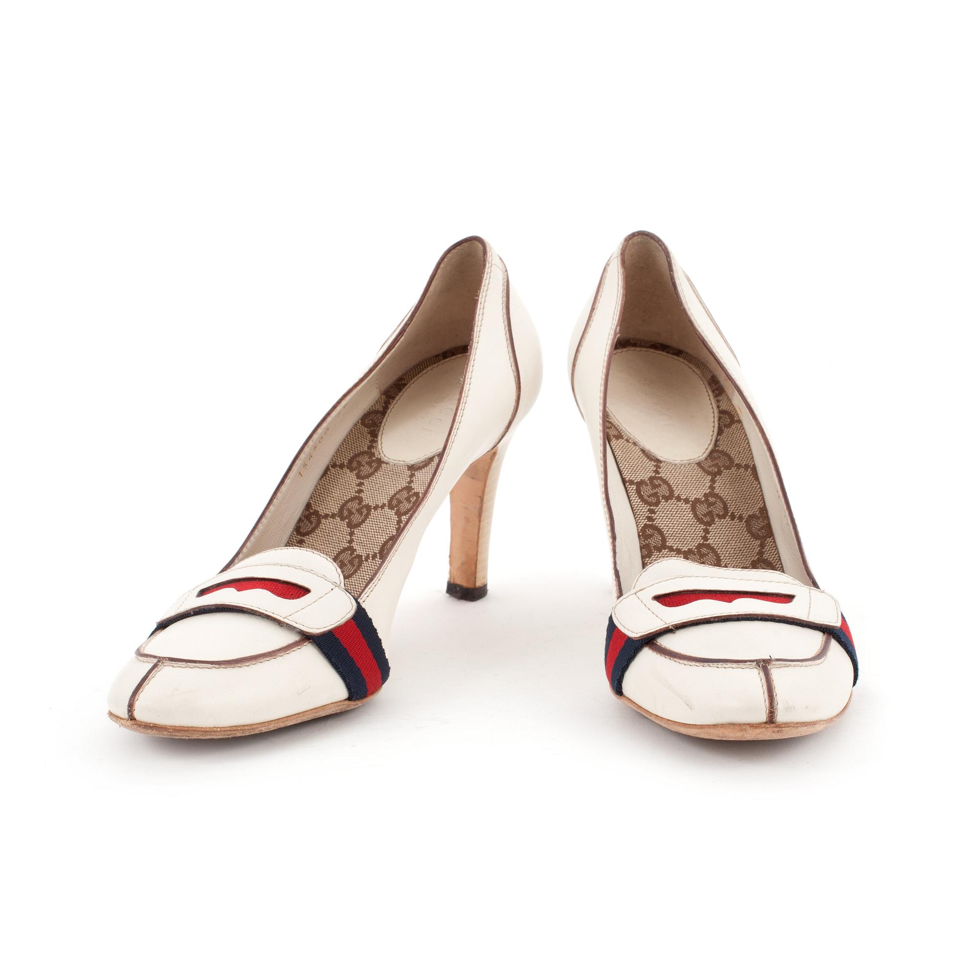 GUCCI, a pair of creme leather pumps. Size 38.
