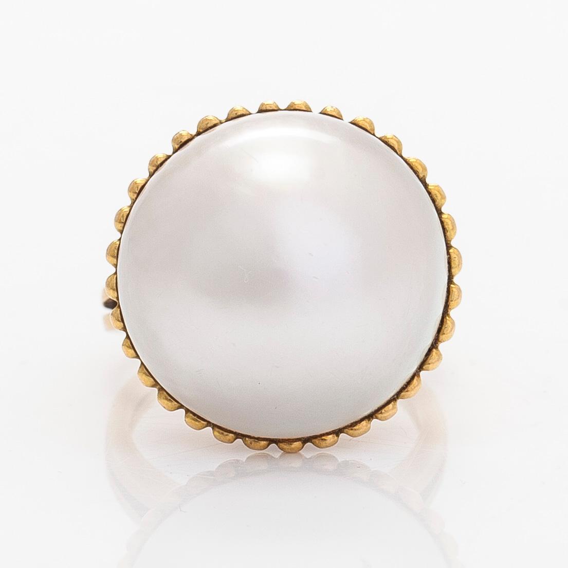 Ring, 18K gold and mabé pearl.