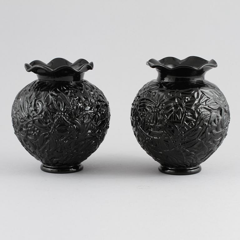 VASER, 2 st, glas, "modell Lalique", Elme, omkring 1900-talets mitt.