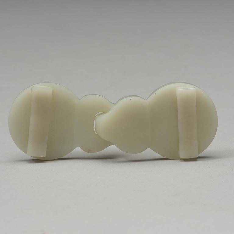 A celadon nephrite belt buckle, Qing dynasty (1644-1912).