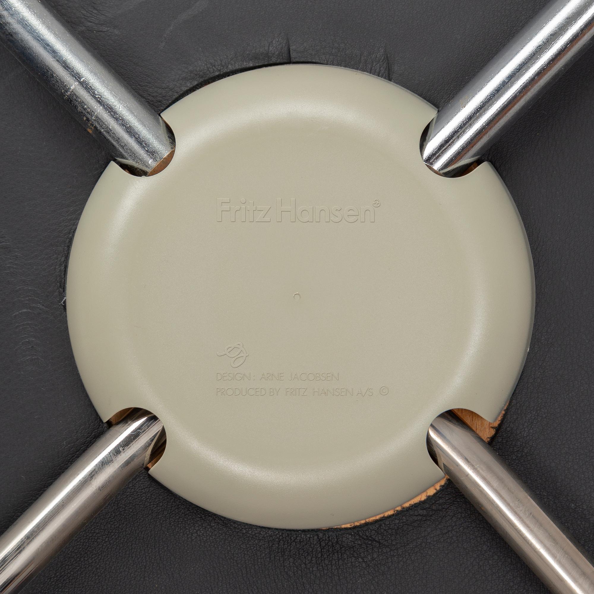 ARNE JACOBSEN, karmstolar, 2 stycken, "Måsen / Liljan", Fritz Hansen, 2000-tal.