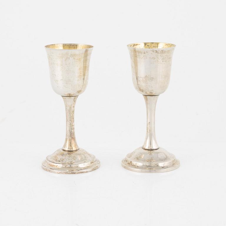 Kalkar, ett par samt dosa, silver, bl.a. MGAB Uppsala, 1946.