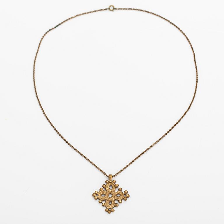 Halsband, brons. Kalevala Koru, Helsingfors.
