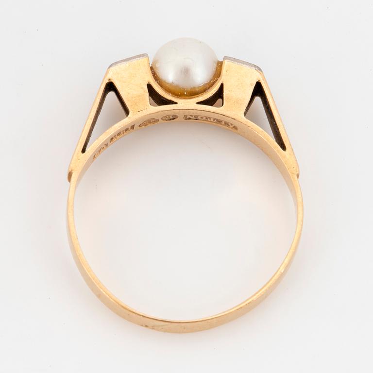 RING, 18K gold, cultured pearl and white stones. Alton, Falköping 1970.