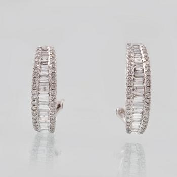 ÖRHÄNGEN, 18K vitguld med briljant och baguetteslipade diamanter ca 1.60 ct. Vikt 8,7 gram.