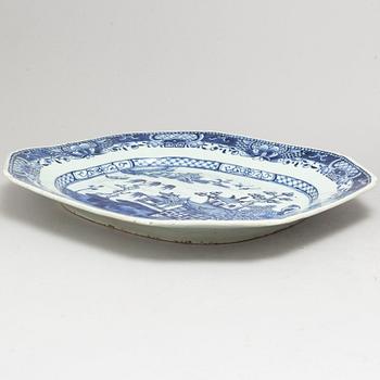 SERVERINGSFAT, SKÅLFAT, ett par, samt SKÅLAR, ett par, kompaniporslin. Qingdynastin, Qianlong (1736-95).