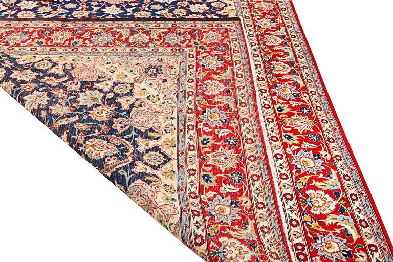 A Kashan carpet, a. 365 x 257 cm.