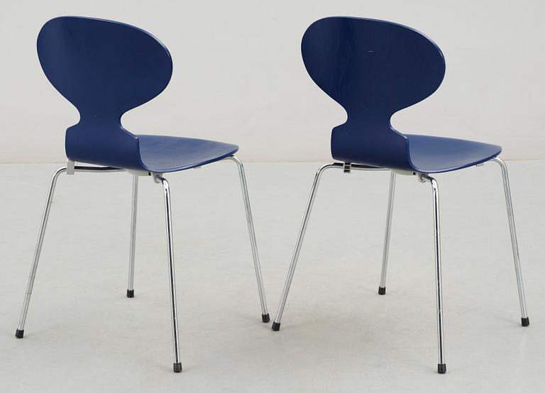 STOLAR, ett par, "Myran", Arne Jacobsen, Fritz Hansen, Danmark, 1999.