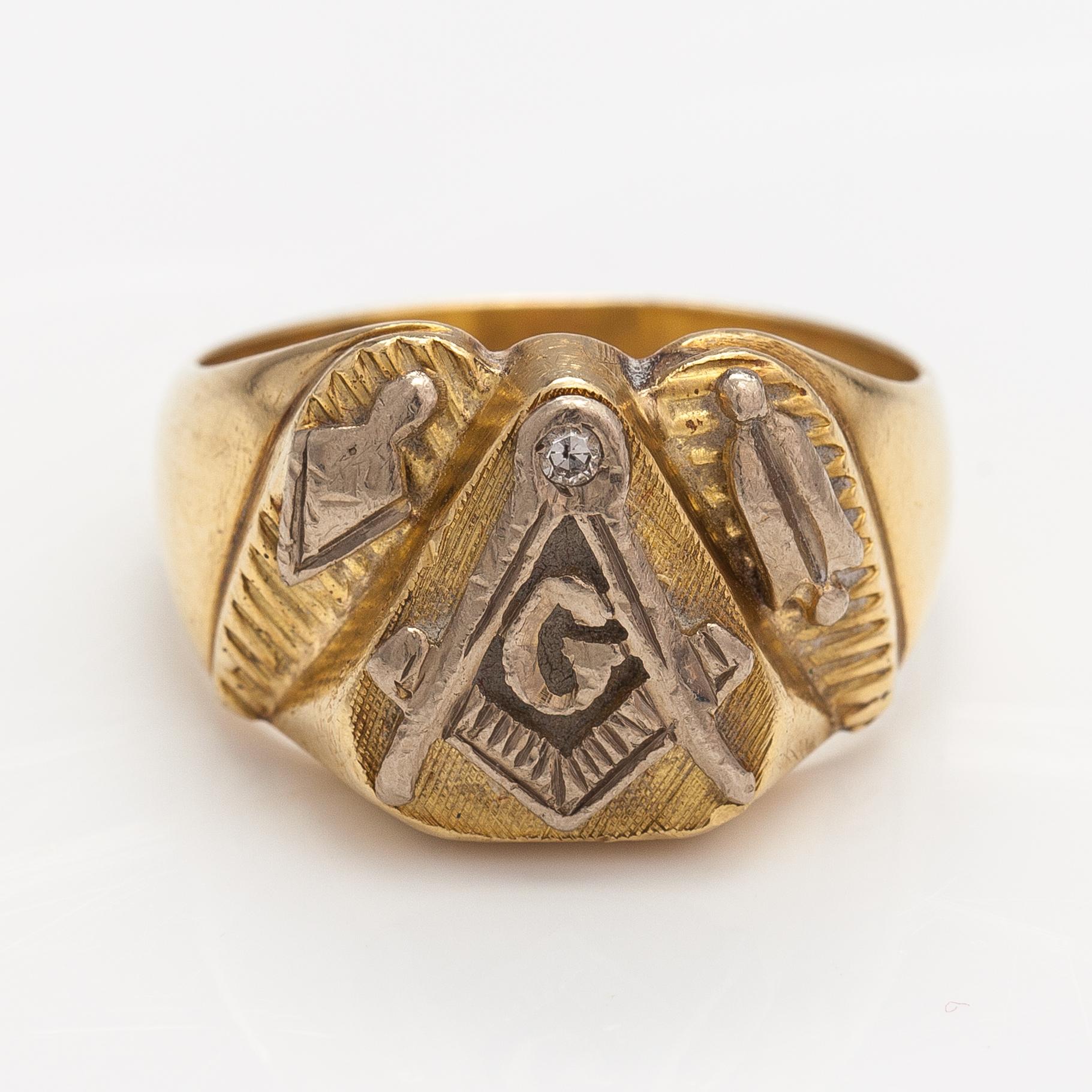 Vapaamuurarisormus, 18K kultaa ja timantti n. 0.02 ct.