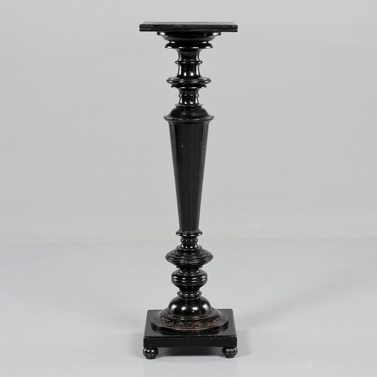 PIEDESTAL, nyränessansstil, omkring 1900-talets mitt.