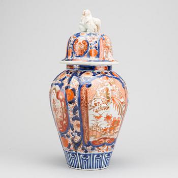 A JAPANESE PORCELAIN JAR WITH COVER. EARLY 20TH CENTURY.