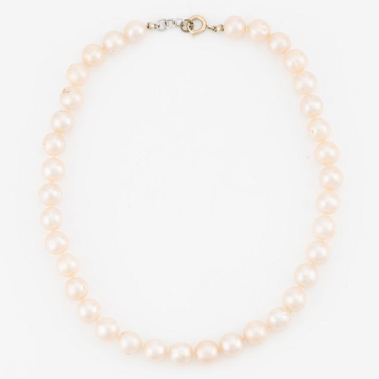 Necklace with cultured pearls.
