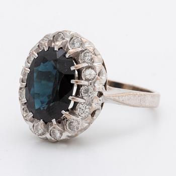 RING 18K whitegold 1 sapphire 3,43 ct approx 10 x 7 mm and brilliant-cut diamonds 0,60 ct inscribed, Malmö 1989.