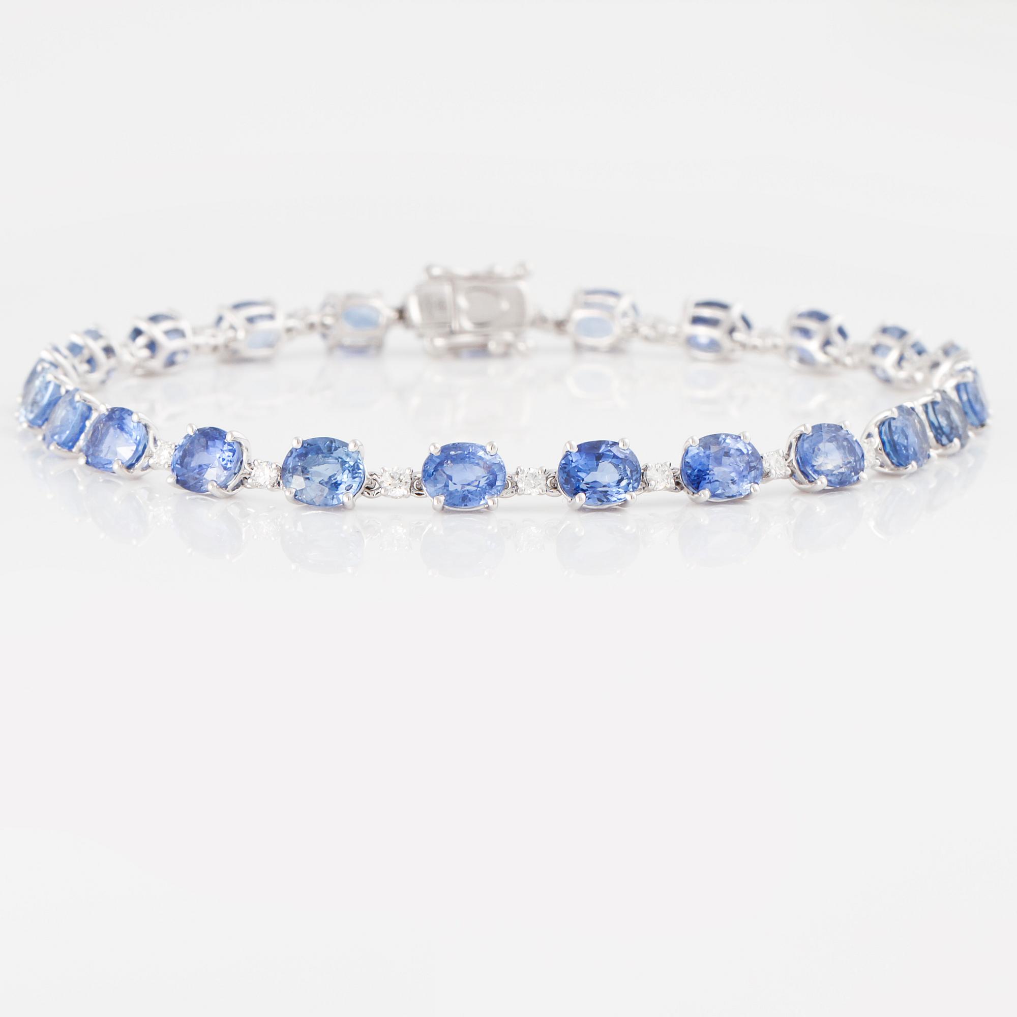 ARMBAND, med fasettslipade blå safirer ca 12.30 ct och briljantslipade diamanter ca 0.50 ct.