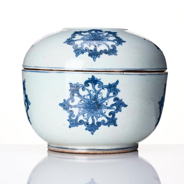 A large blue and white Korean box with cover, Joseon (1392-1897).