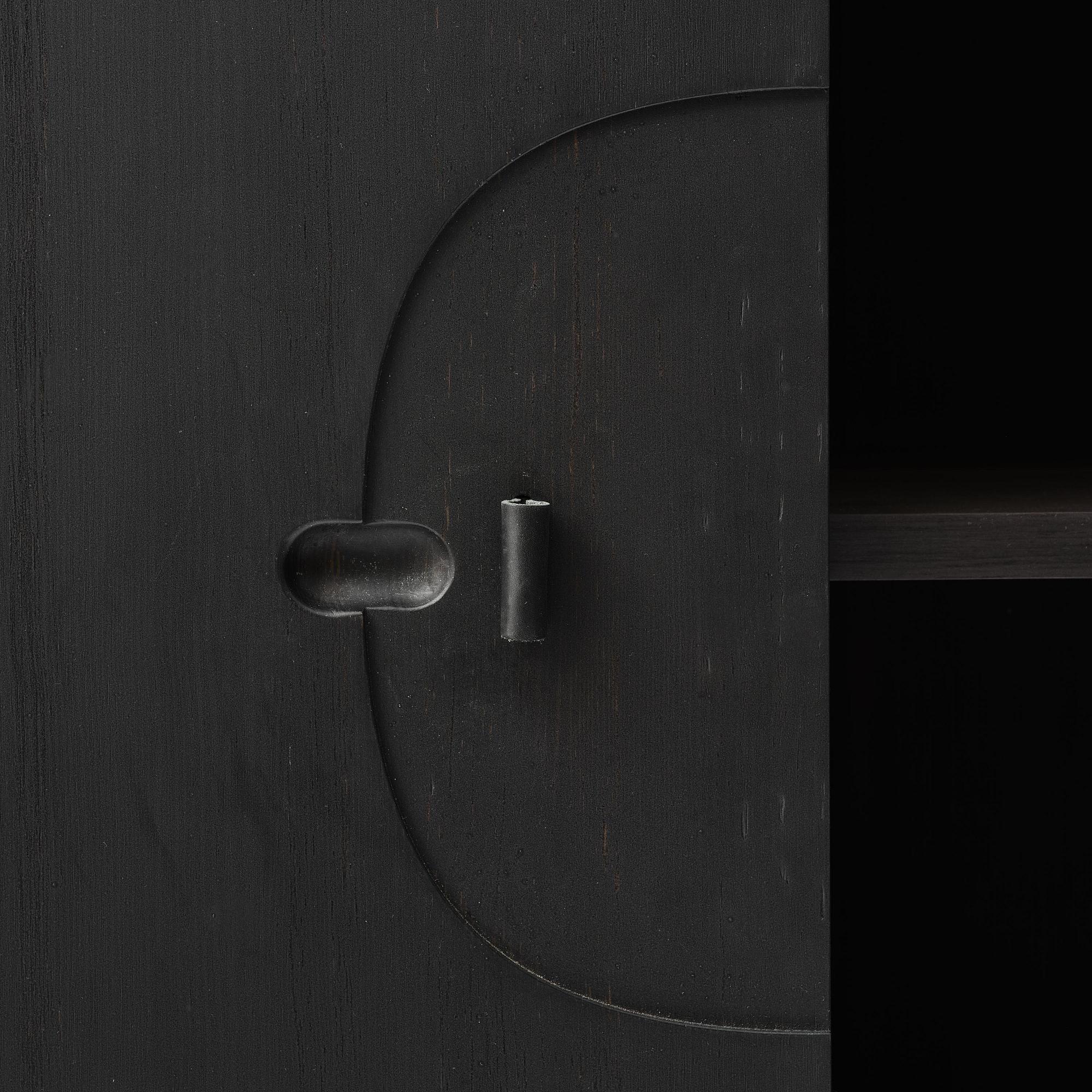 Mathieu Gustafsson, skåp, prototyp, "Tecknaren", utfört av snickarmästarna Markus Karlbom & Hannu Hietamäki, Burhult, 2024.