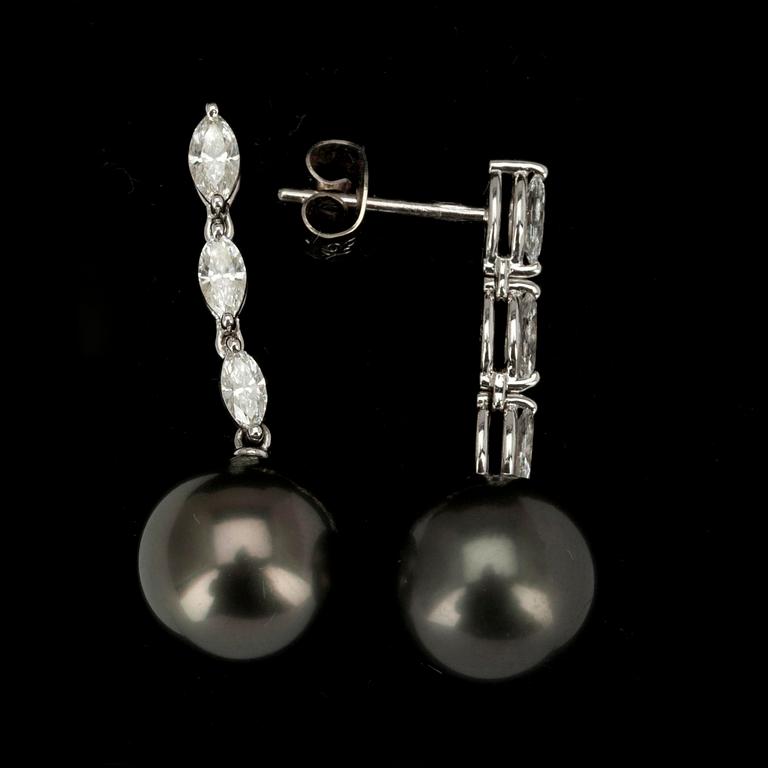 ÖRHÄNGEN, platina, diamanter tot. 0,60 ct, odlade pärlor. 1900-talets slut.