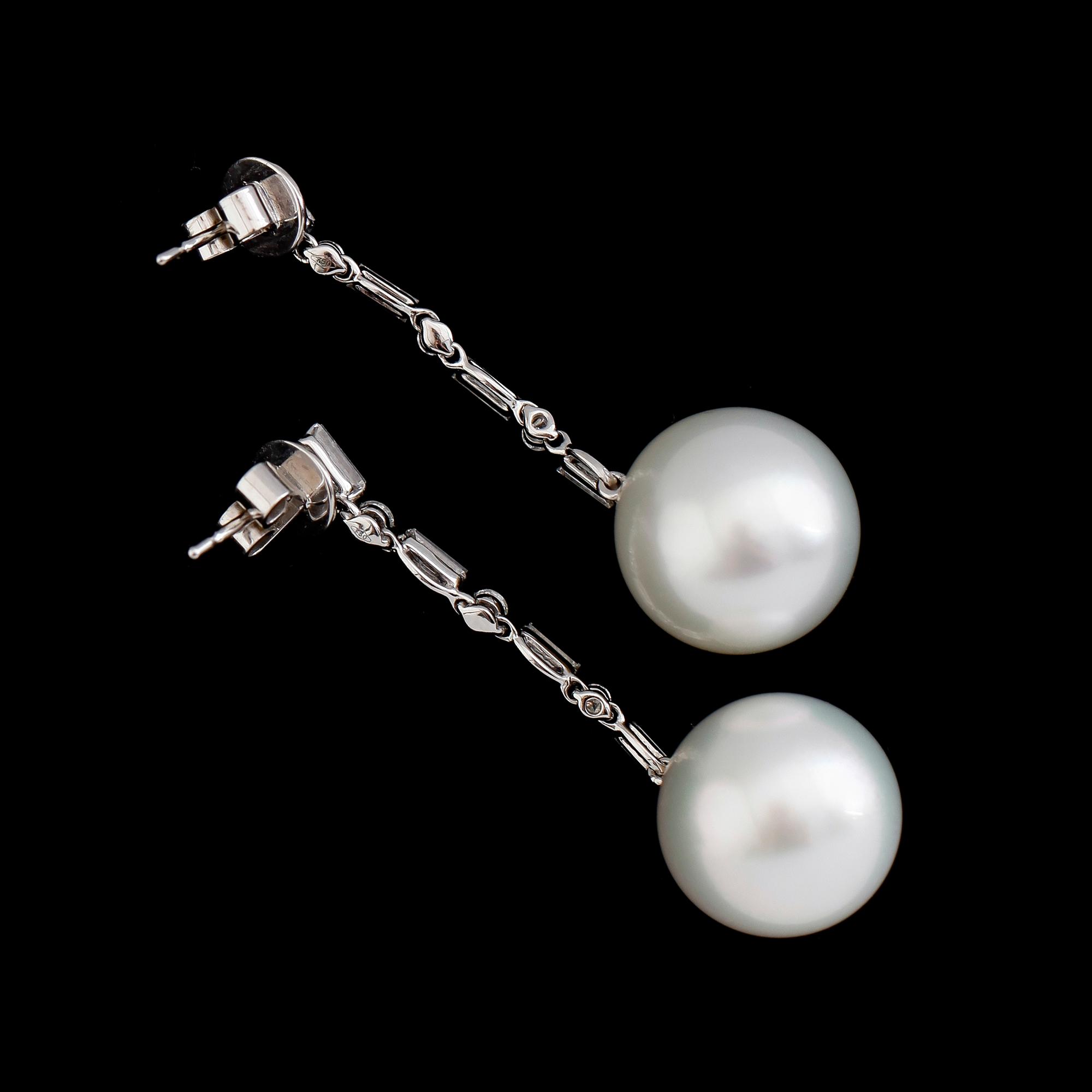 ÖRHÄNGEN, 1 par, 18 k vitguld, diamanter 0.85 ct och vita south seapärlor.