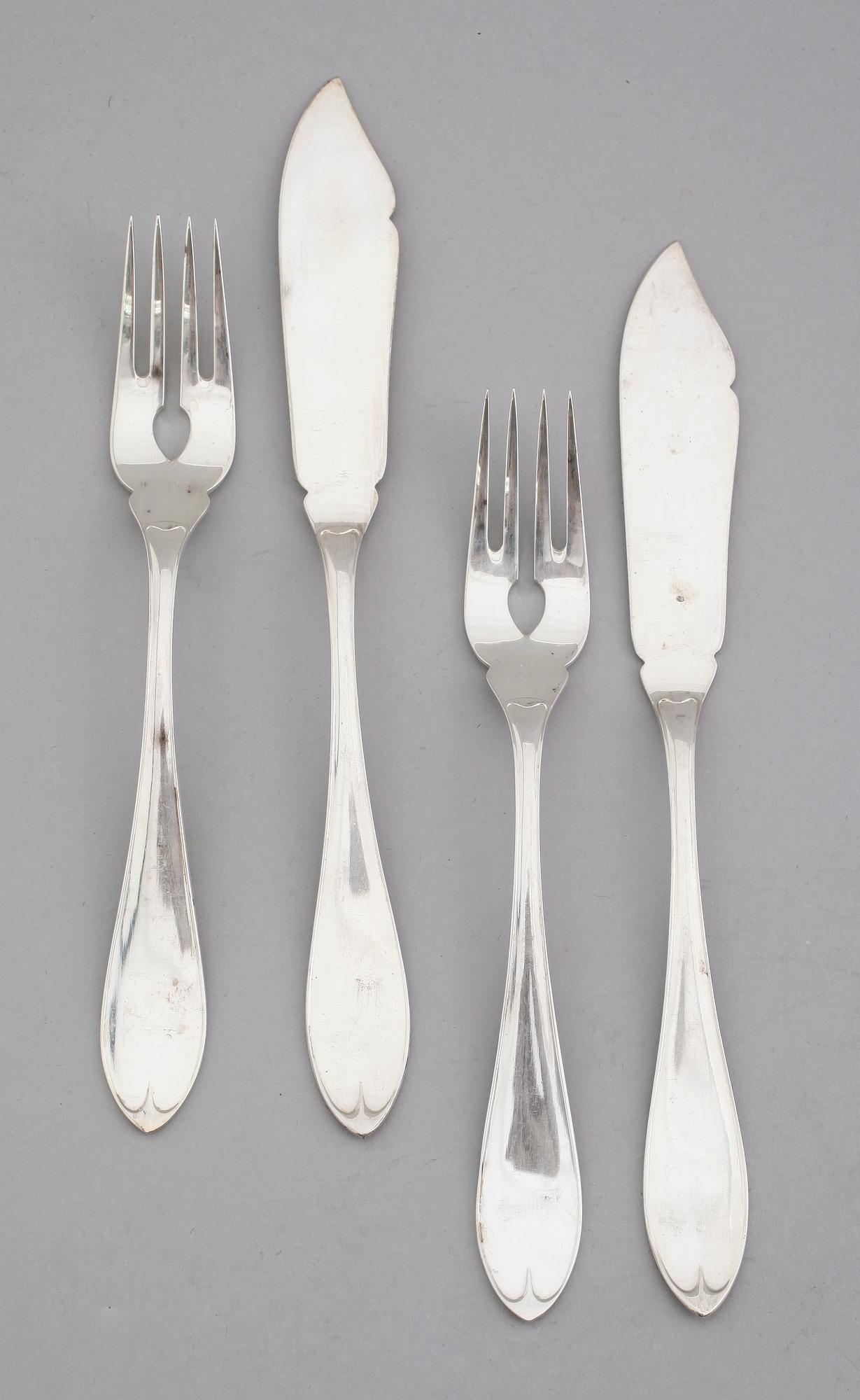 FISKBESTICK, 24 delar, silver, svenska stämplar MGAB 1947. Modell Svensk spets, vikt ca 1069 g.