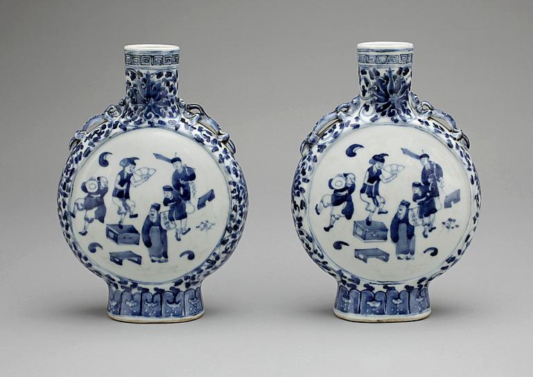 PILGRIMSKRUS, ett par, porslin, Kina, 1900-tal.