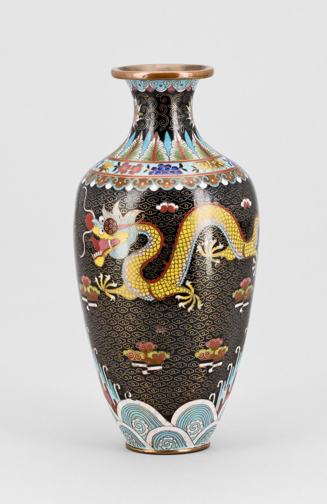 VAS, cloisonne, Kina 1900-tal.