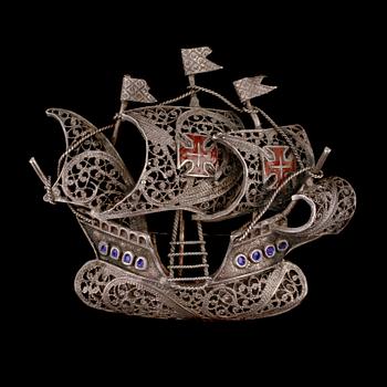 BROSCH, silver med röd och blå emalj, 1900-talets mitt. Vikt 9 g.