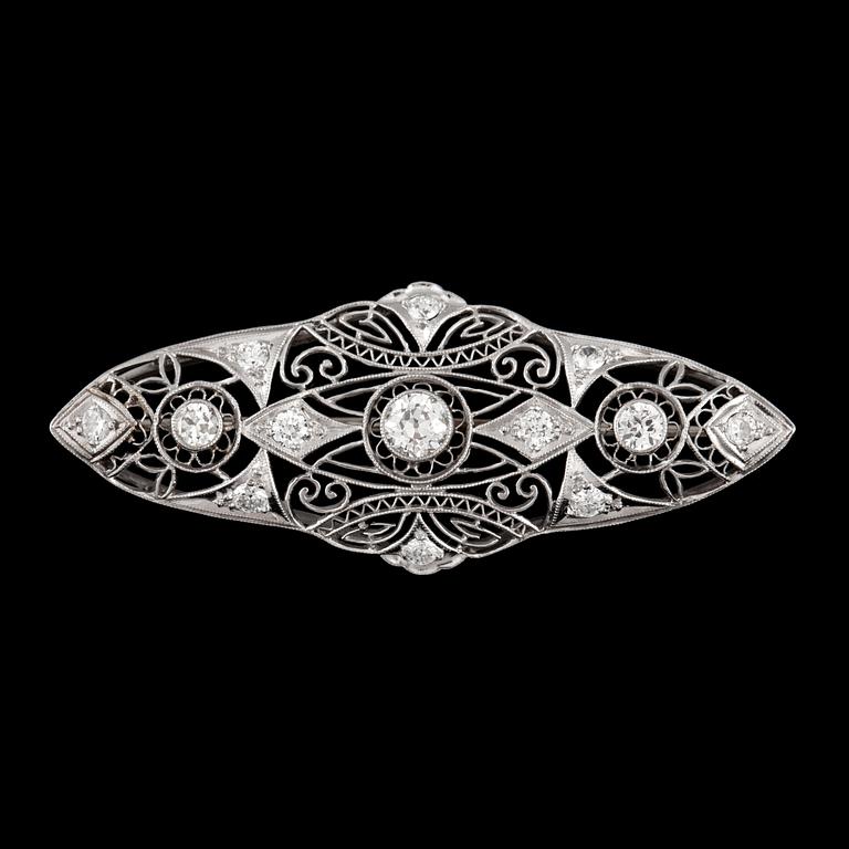 An Edwardian old-cut diamond brooch. Ttal carat weight circa 0.60 ct.