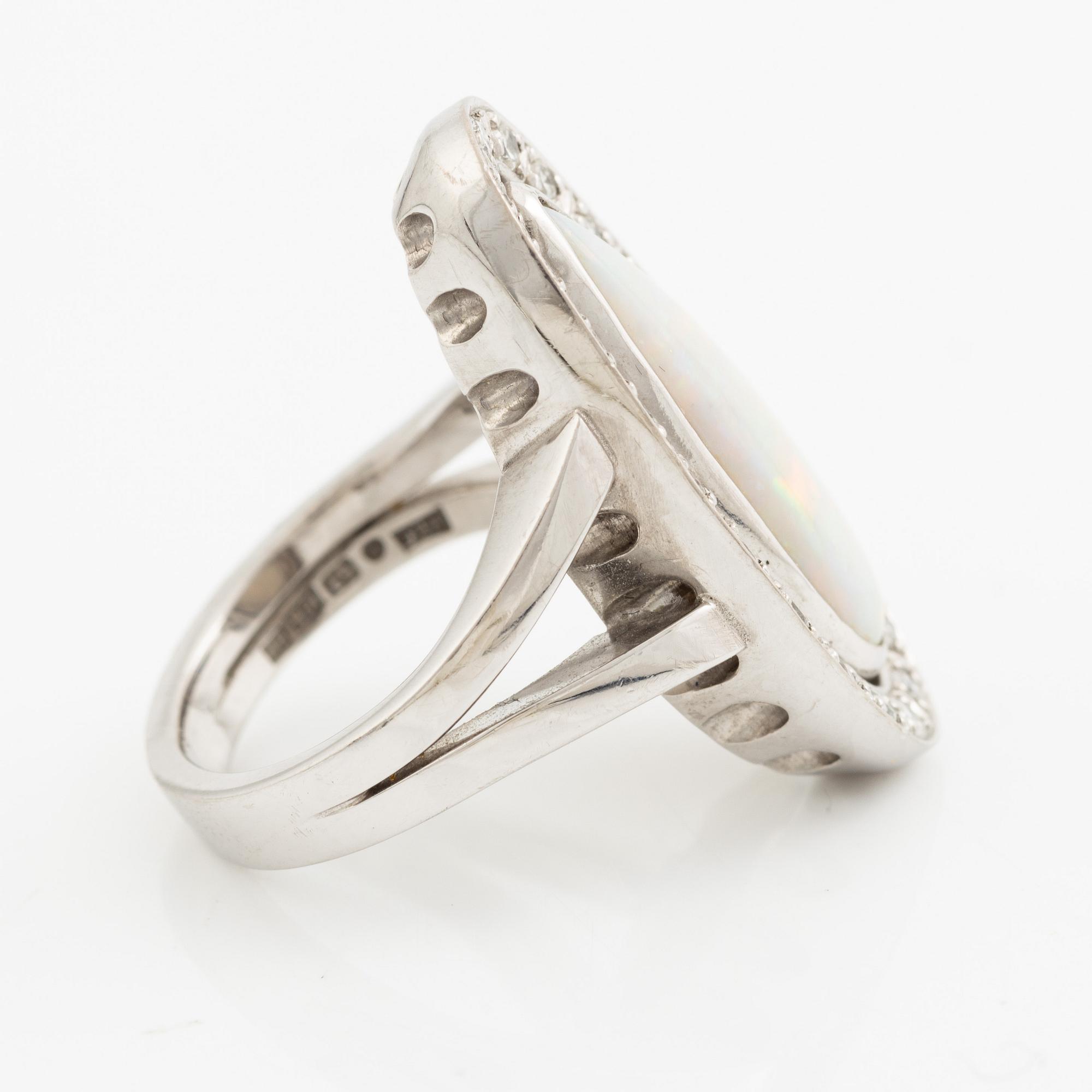 Ring, cocktailring, 18K vitguld med droppformad opal och krans med briljantslipade diamanter.