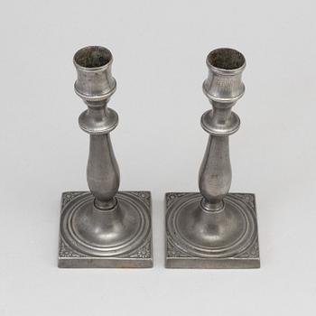 A PAIR OF EMPIRE PEWTER CANDLESTICKS, first half of the 19th century.
