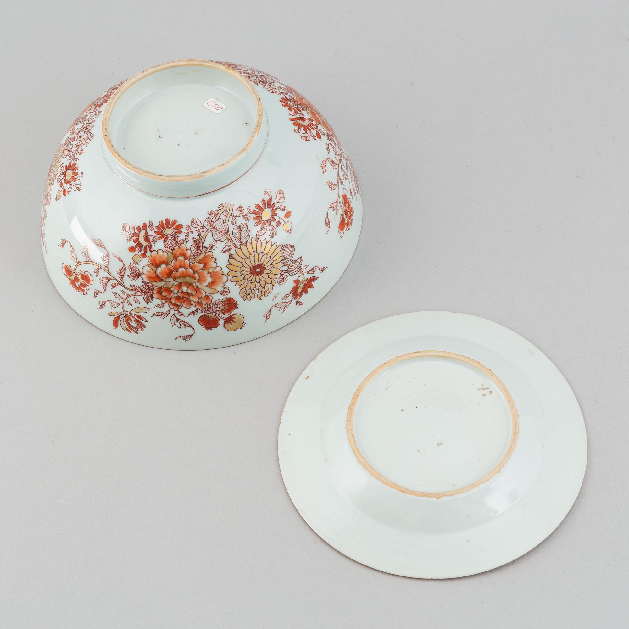 Skål samt assietter, tre stycken, porslin. Qingdynastin, Qianlong (1736-95).