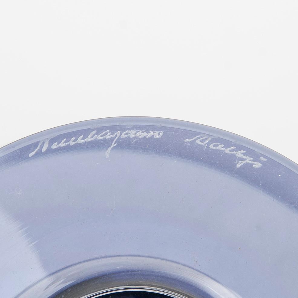 FLASKA och SKÅL, glas, den ena signerad "Oiva Toikka Nuutajärvi 170/2000", den andra märkt "Nuutajärvi Notsjö".