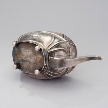 An early 19th century sterling silver teapot by Duncan Urquhart & Naphtali Hart, London 1808. Weight 576 g.