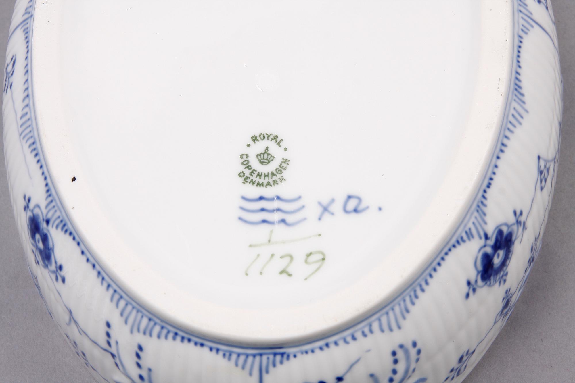 MATSERVIS, porslin, 112 delar, Musselmalet, Royal Copenhagen.