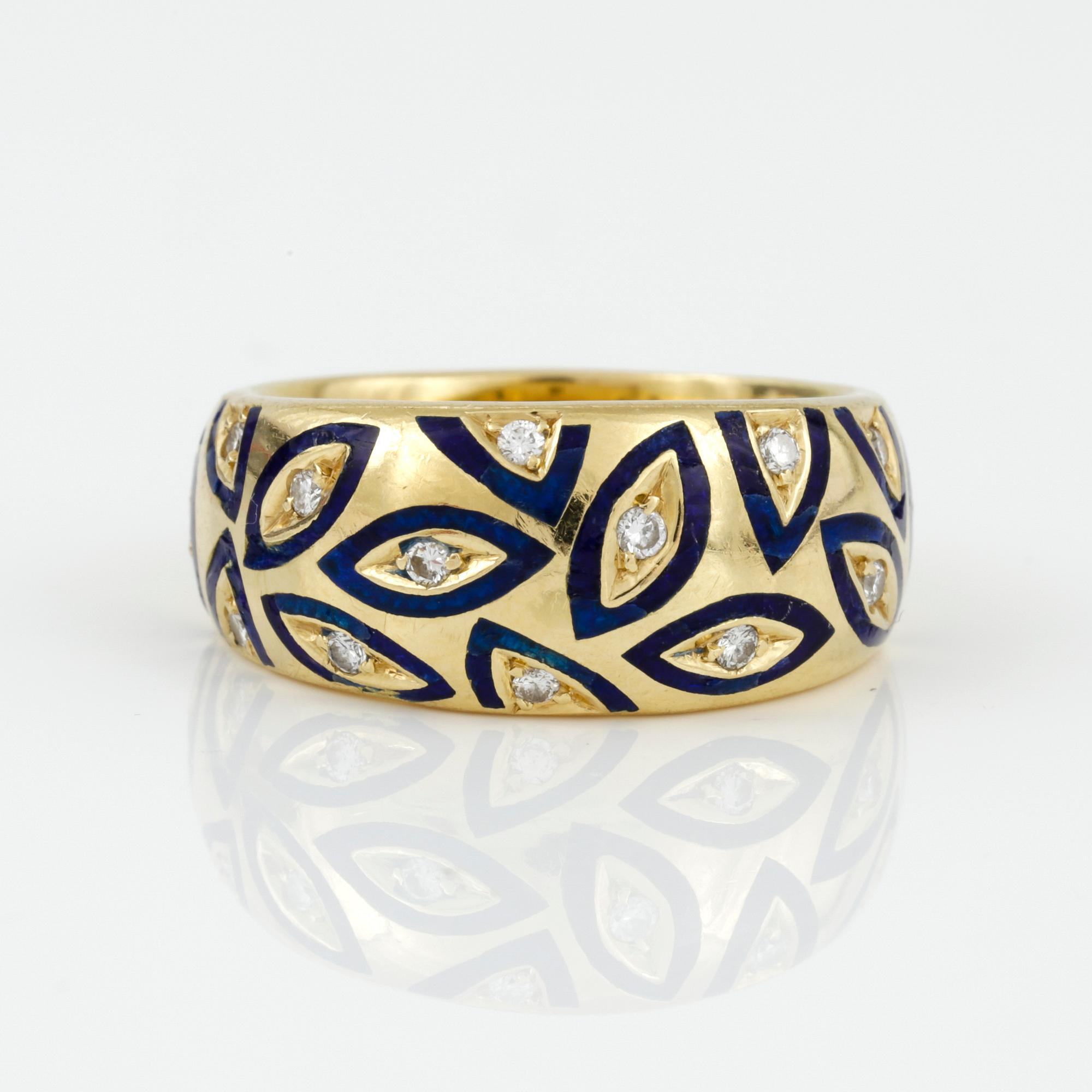 RING, 18K guld, emalj och diamanter. Vikt ca 16g.