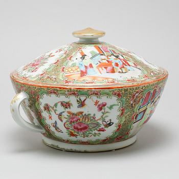 A porcelain potty and two small plates from China, late 19th century.