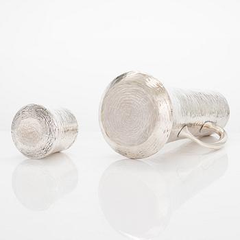 Tapio Wirkkala, tillbringare och bägare, silver resp. sterlingsilver, Kultakeskus, Tavastehus, 1981 och 1970.