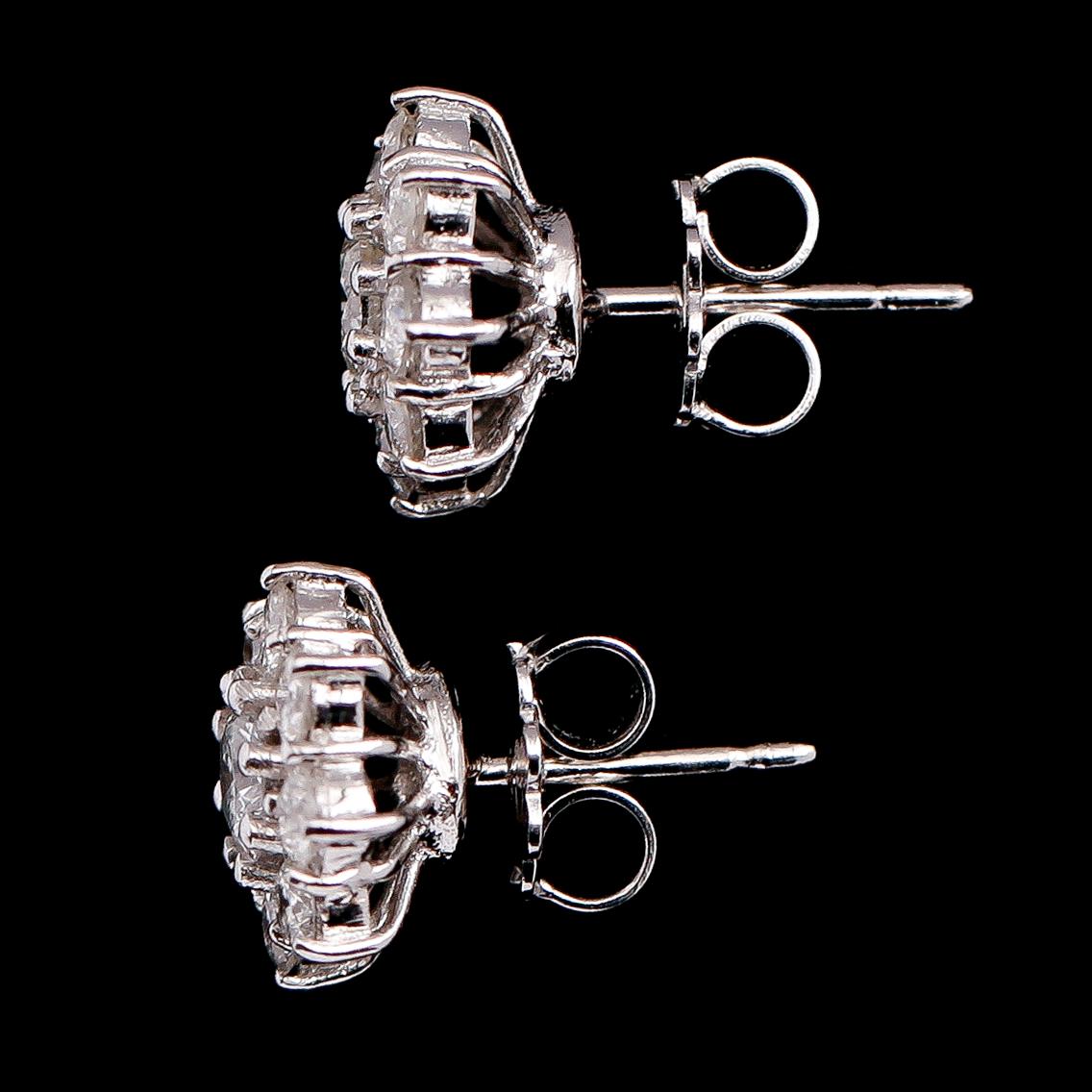 ÖRHÄNGEN, 1 par, 18 k vitguld, briljantslipade diamanter tot ca 1.45 ct.