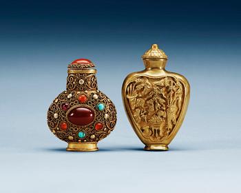 1376. SNUSFLASKOR, två stycken, metall. Qing dynastin, Kina.