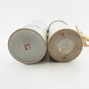 Bordslampor/Vaser 2 st snarlika Kina 1900-tal porslin.
