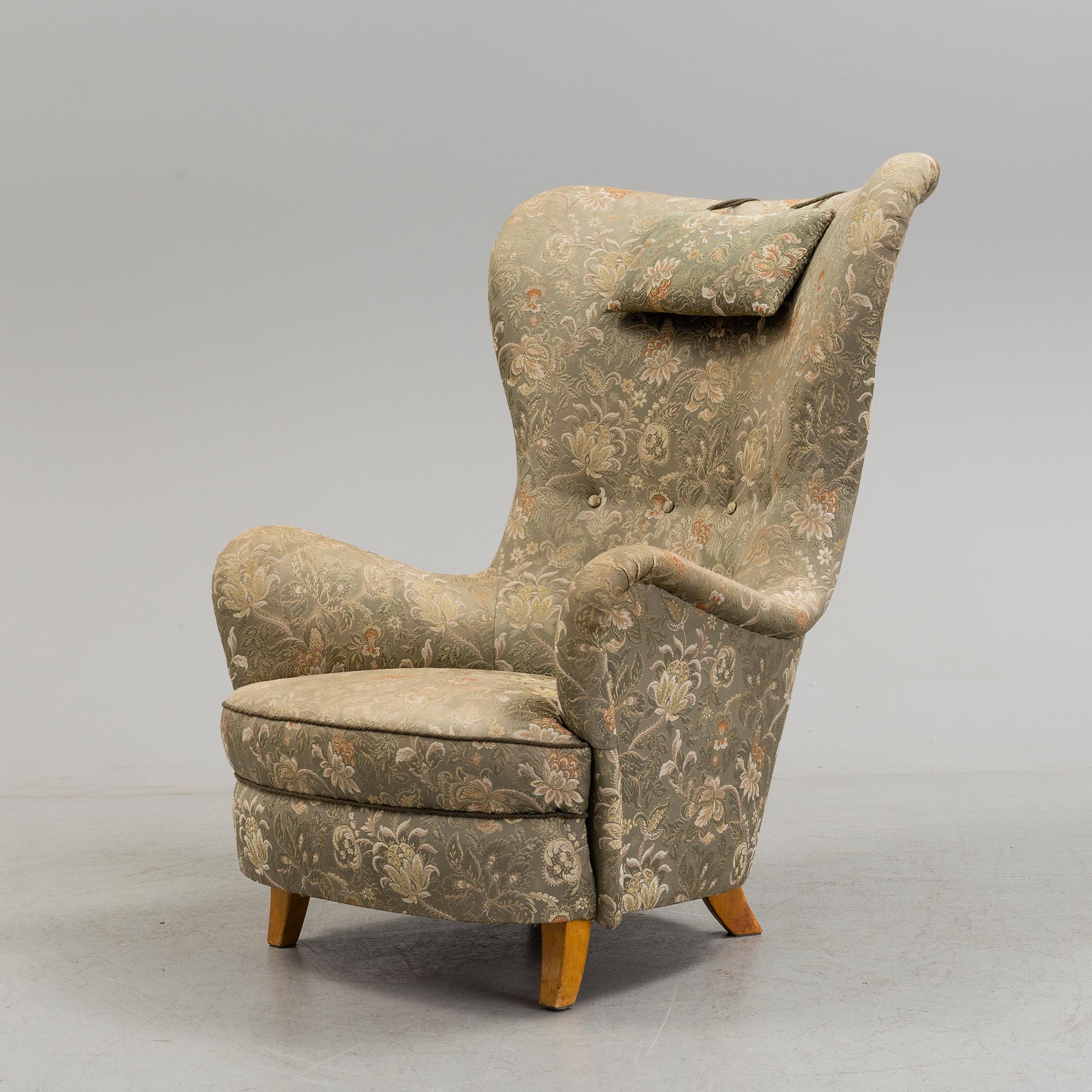 SCANDINAVIAN DESIGN, an upholstered easy chair, 1940's/1950's.