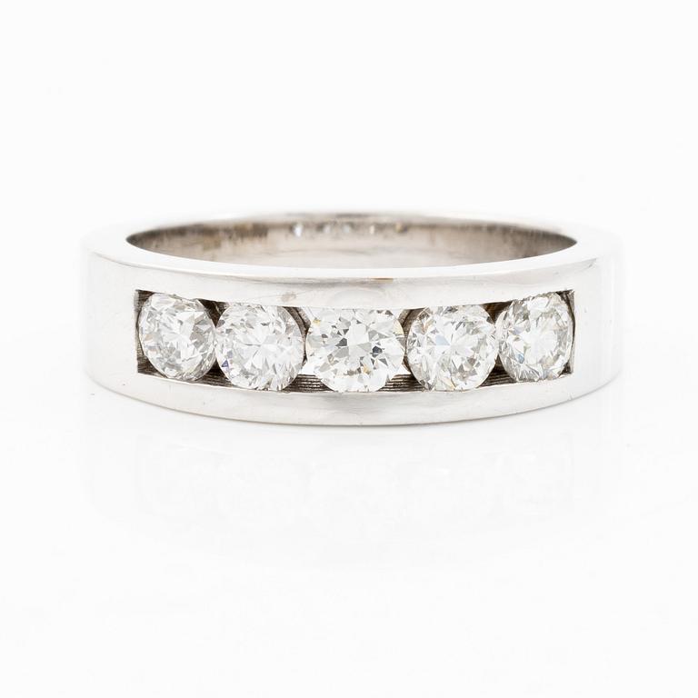 Ring 18K white gold set with round brilliant-cut diamonds.