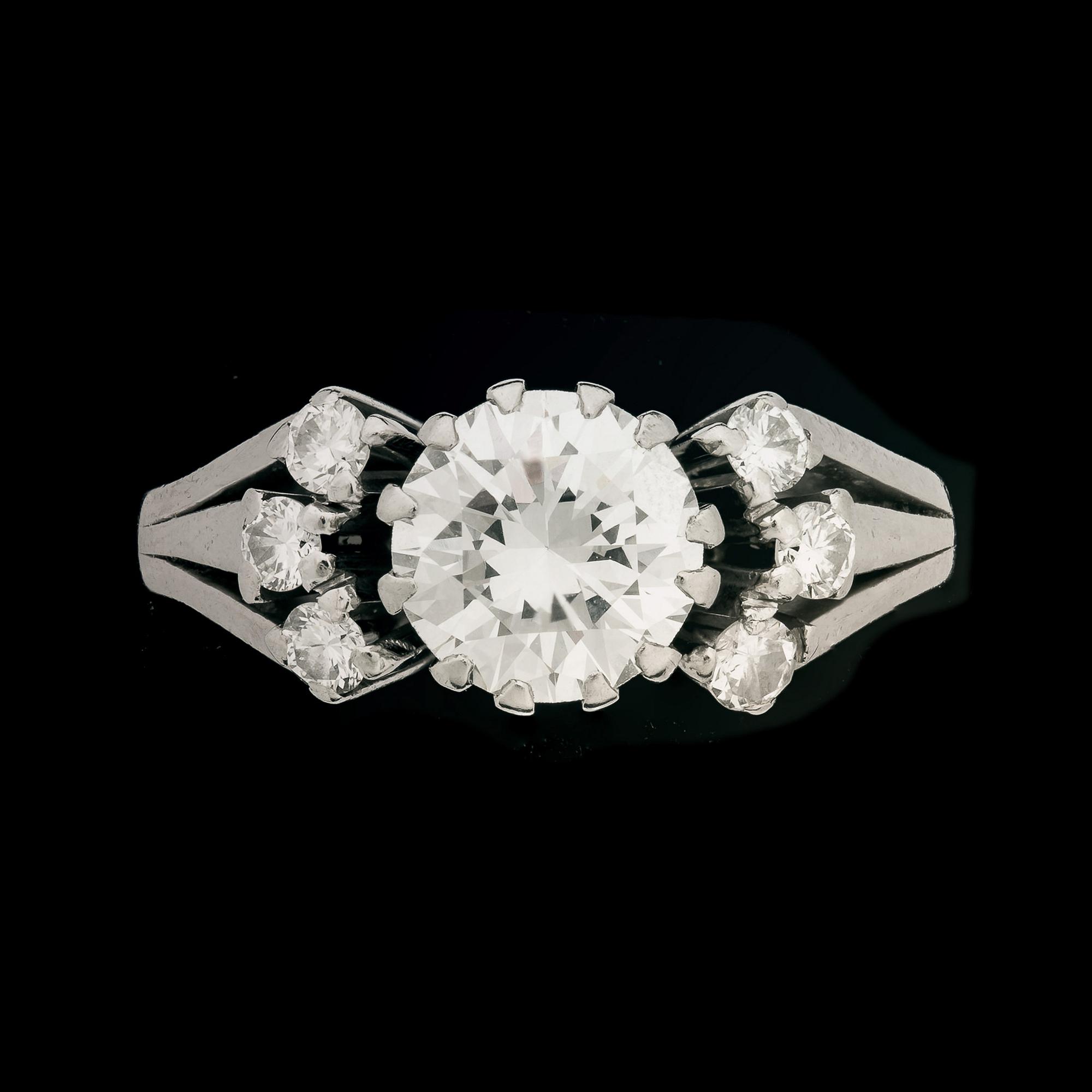 RING, platina med briljantslipade diamanter, mittensten ca 1,16 ct. Stockholm, CFC, Stockholm, 1964. Vikt ca 5,5 g.